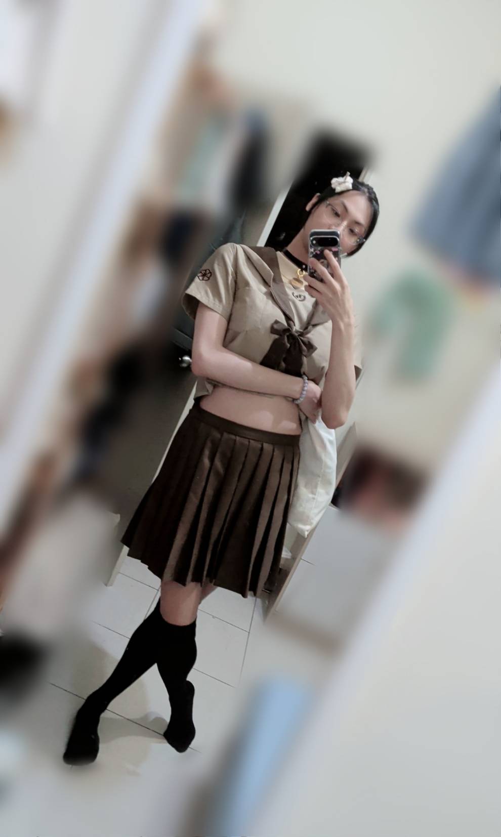 絵夢羽さ沂穿著制服風套裝的鏡中自拍