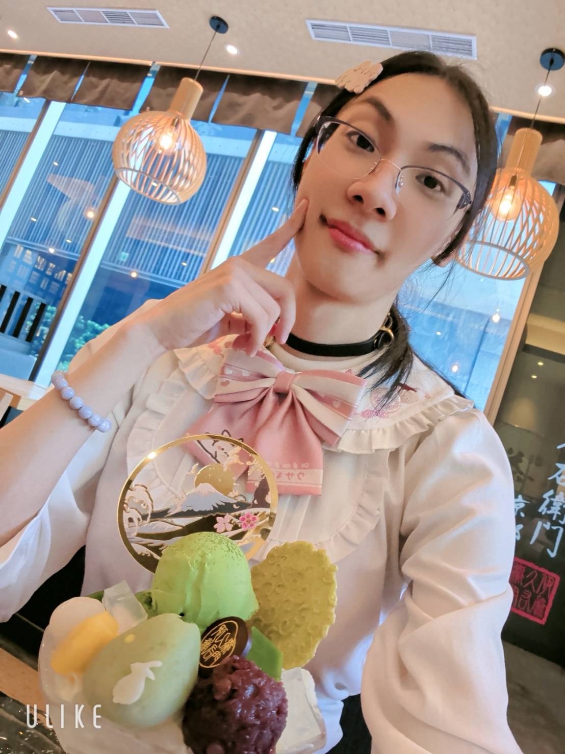 絵夢羽さ沂在甜點店中與抹茶甜點合照