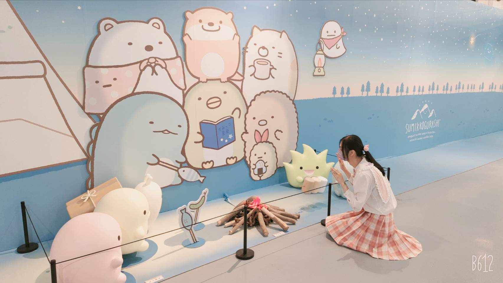 絵夢羽さ沂在角落小夥伴展覽牆前蹲著互動的生活照