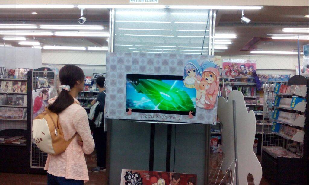 絵夢羽さ沂背著布丁狗背包站在店內螢幕前的生活照